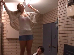 Japanese chick gets her pussy fingered in upskirt clip