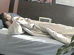 Amateur solo babe in bed masturbating and uses vibrator