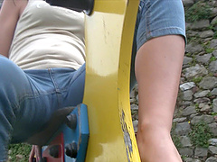 Amateur chick show her toes for a foot fetish outdoors