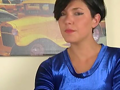 Short haired brunette in stockings flaunts her sexy feet in foot fetish clip