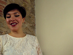 Hottie with great feel peels off her nylons and shows her toes