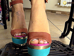 Hottie kicks off her high heels and shows off her sexy feet