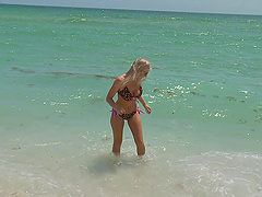 Babe on a beach vacation with her man makes a sex tape