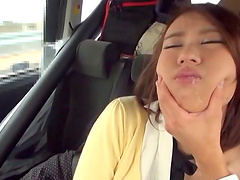 Aki Mizuhara gets fingered and gives a blowjob in the car