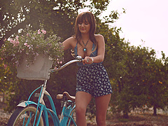 Exotic babe lies down and spreads her legs for the incoming pecker