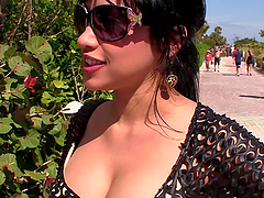 Babe with wide mouth fucked hard between her luscious lips