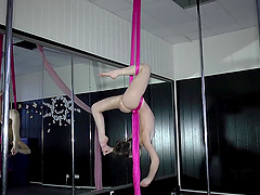 Nude Russian teen Tamara Neto loves to show how flexible she is