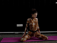 Tamara Neto looks absolutely awesome during her yoga sessions