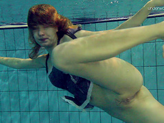 Redhead natural boobs solo model pose seductively underwater