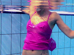 Seductive shoot showcasing solo babe pussy underwater