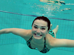 Redhead European babe showcasing nice ass underwater