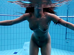 Long hair teen with nice ass loves performing teases underwater