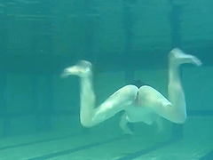 Amateur Russian babe Irina Barna loves to go swimming nude