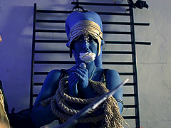 Blue babe spreads her legs for an amazing threesome session