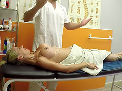 Helena Kramer attacked by a handsome masseur for a sex game