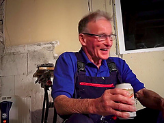 Cute girl offers her pussy to an elderly fellow for a fuck