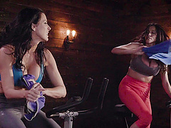 Ariella Ferrera cannot resist Reagan Foxx's stunning curves