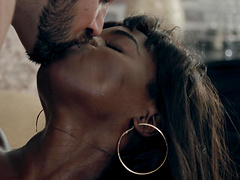 Ebony Ana Foxxx satisfies a guy by fucking with him roughly