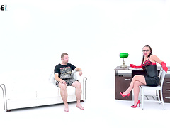 Sexy Wendy Moon lets a kinky dude fuck her on the couch