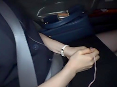 Japanese hottie Ishimi Chiharu sucks a hard cock in the car