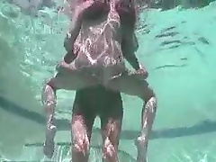 Beautiful girlfriend gets her juicy cunt penetrated underwater