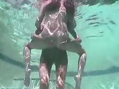 Beautiful girlfriend gets her juicy cunt penetrated underwater