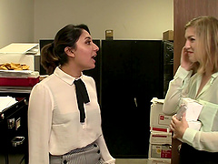 Lesbian pussy licking with Ella Nova and Nenetl Avril in stockings