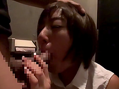 Short haired Japanese babe Sawamura Nagisa sucks cock in the toilet