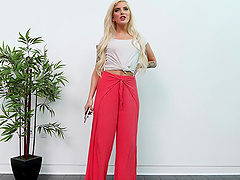 Hot ass blonde amateur Heather moans with pleasure during sex