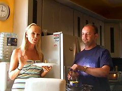 Chatting backstage with Sandy as she tells us about lesbian stuff