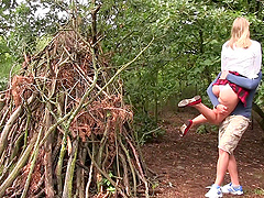 Horny blonde Selvaggia gets her wet pussy licked and banged outdoor