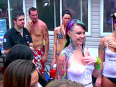 Amateur sluts Foxy Prissy and Vandal Vyxen invite their friends