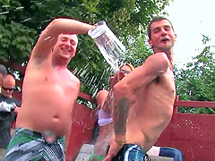 Amateur sluts Foxy Prissy and Vandal Vyxen invite their friends