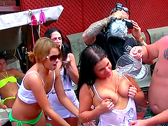 Amateur sluts Foxy Prissy and Vandal Vyxen invite their friends