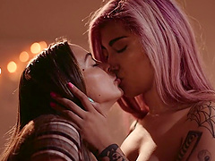 Late night pussy licking between Abigail Mac and Ashlee Juliet