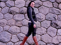 Solo model Saphhira drops her clothes to pleasure her cravings