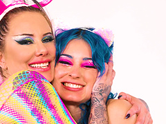 Kinky lesbian pussy poking between Jewelz Blu and Madeline Marlowe