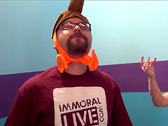 Amateur fucking on the bed with sexy Jennifer White and Laela Pryce