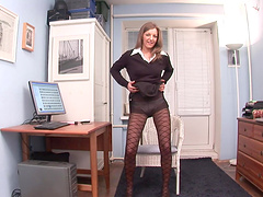 Sweet solo girl Inna moans while pleasuring her horny fanny