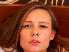 Flexible chick Mirra opens her long legs to pleasure her cravings