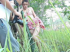 Outdoors video of Kwan Galyarut playing with her boobs and puss