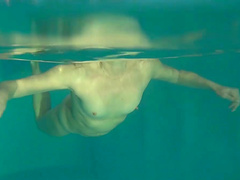 Solo mature woman pleasuring her pussy in the pool - Jitka