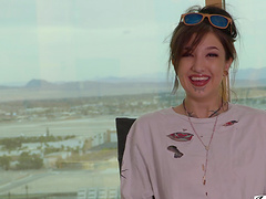 Tattooed Kelsi Lynn enjoys while her juicy cunt is being licked