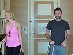 Kinky blondie Marilyn Moore shaves her pussy and takes a bath