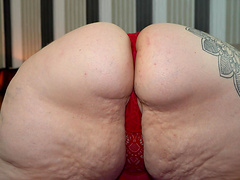 Tattooed fattie Sophia Lola massages a dick with her mouth