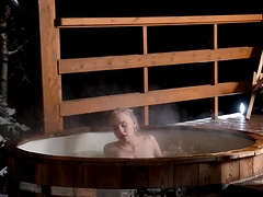 Solo cutie Lisa Nixon takes a hot bath before rubbing her pussy