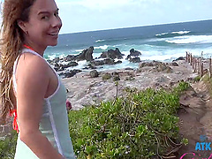 Sexy babe Summer Vixen enjoys sucking a cock in the car