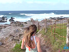 Sexy babe Summer Vixen enjoys sucking a cock in the car