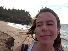 Sexy babe Summer Vixen enjoys sucking a cock in the car