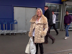 Amateur blonde Lenka Jones gets into the car to be fucked hard